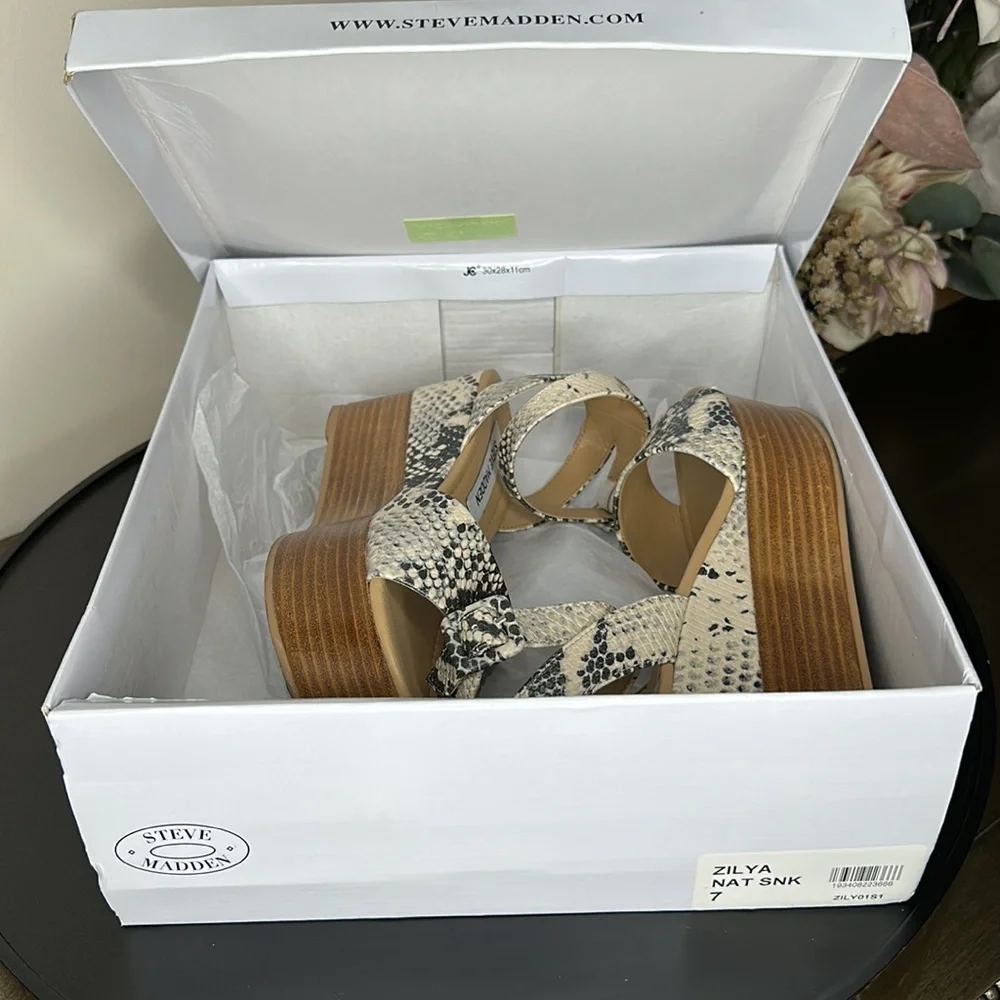 Steve Madden Zilya Sandal - Picture 8 of 8